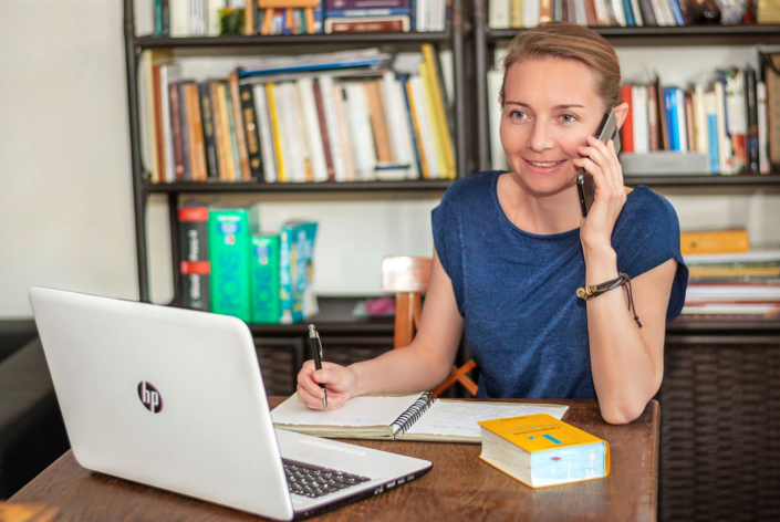 Übersetzerin am Arbeitstisch