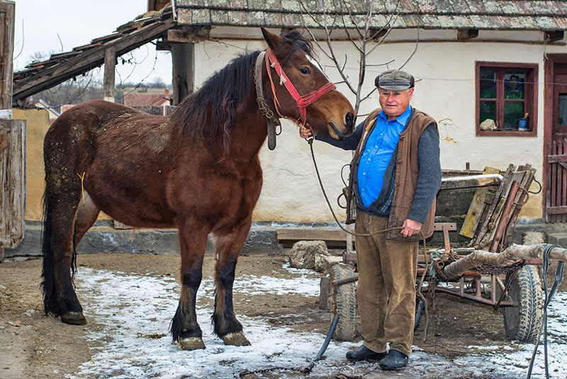 Reisefotografie Rumaenien Bauer und Pferd