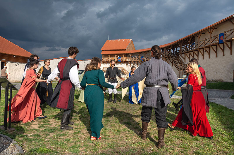 Eventfotografie Gruppe Menschen vor Schloss